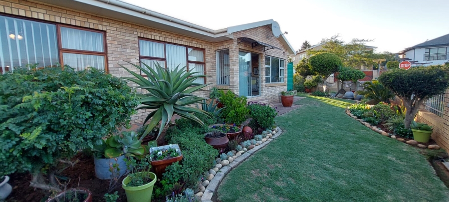 5 Bedroom Property for Sale in Wavecrest Eastern Cape